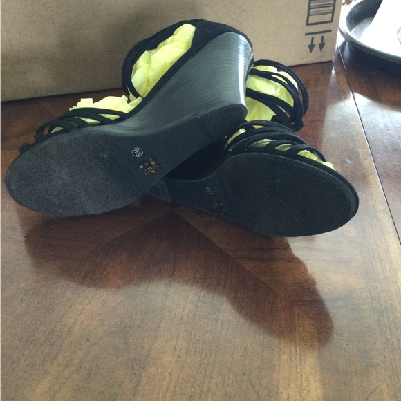 Chinese Laundry Strappy Black Suede Wedge Sandals Size 6.5M - Picture 4 of 4